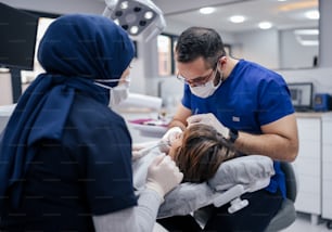 Una mujer que se revisa los dientes por un dentista