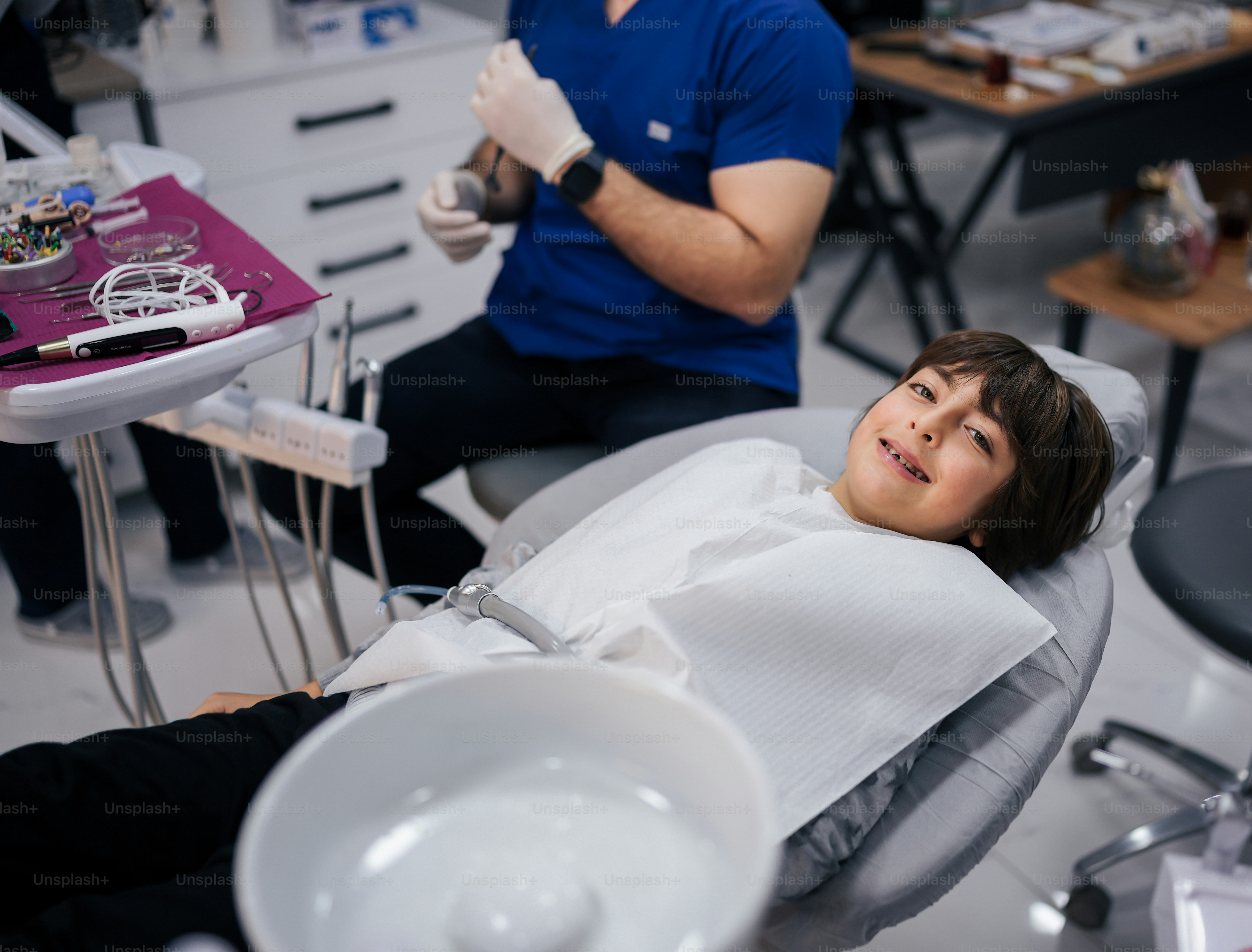 Un niño que se revisa los dientes por un dentista