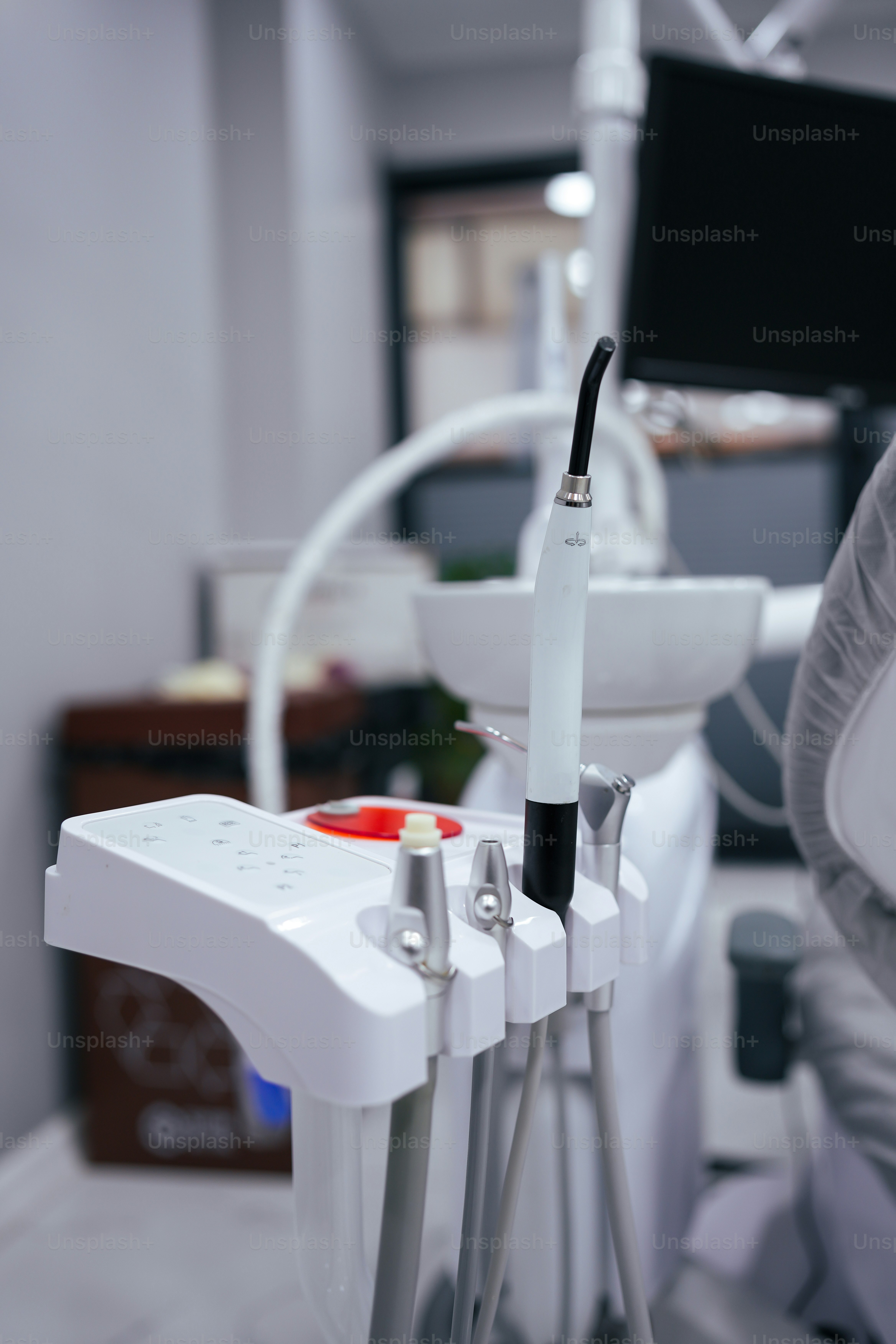 un cepillo de dientes blanco sentado encima de un soporte blanco