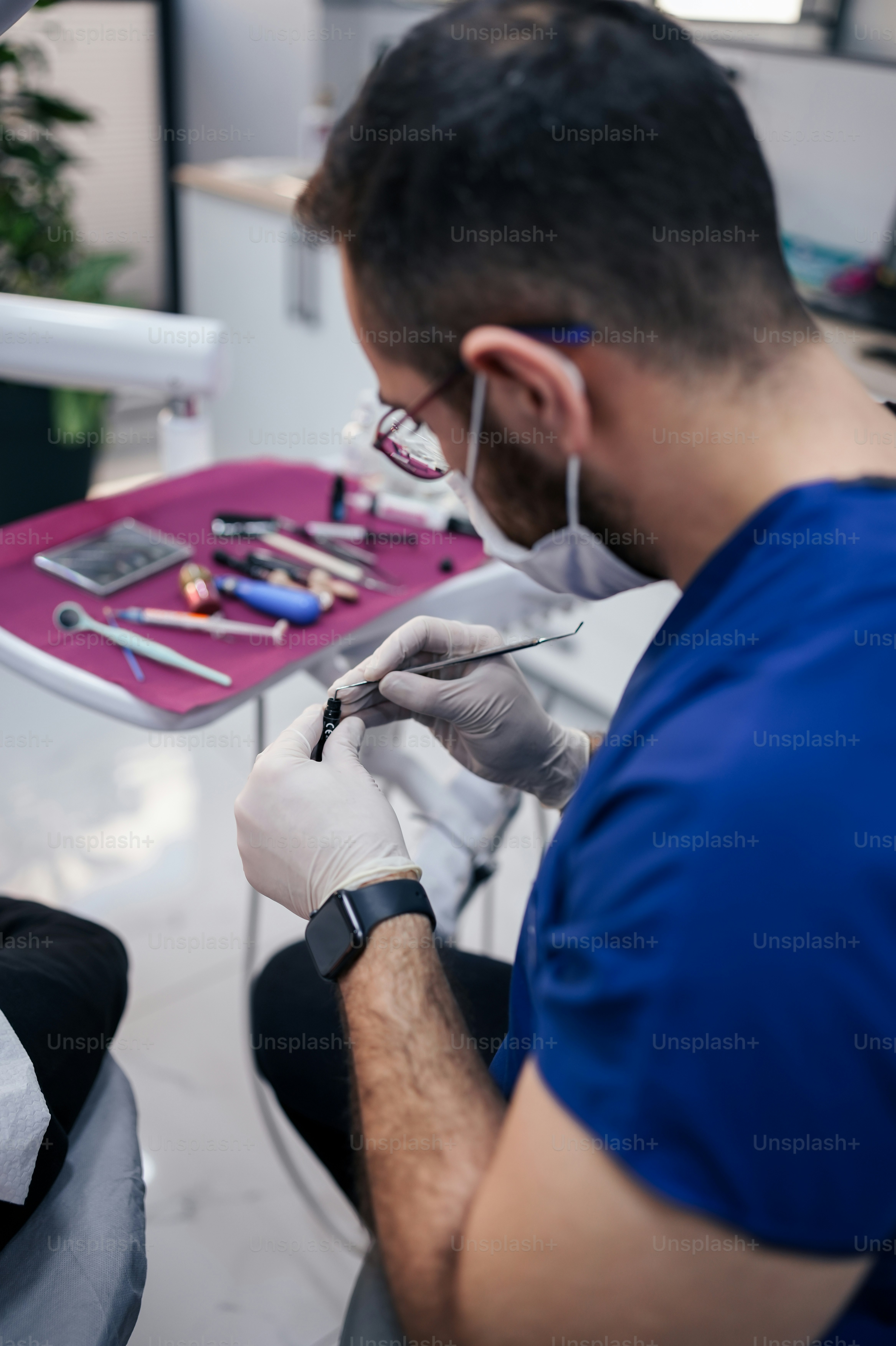 Un hombre que se hace revisar los dientes por un dentista
