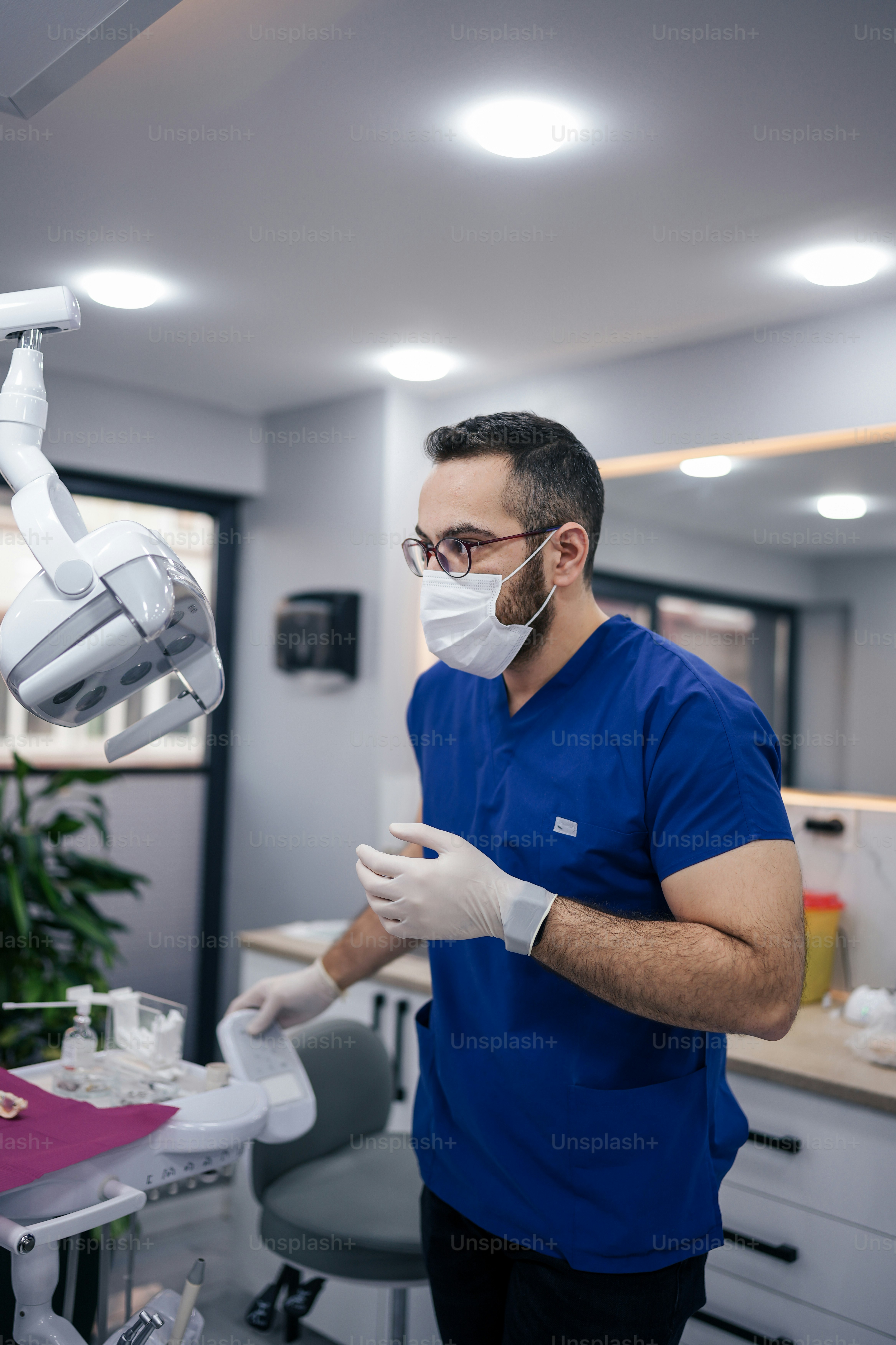 Ein Mann mit Maske und Handschuhen steht in einem Raum
