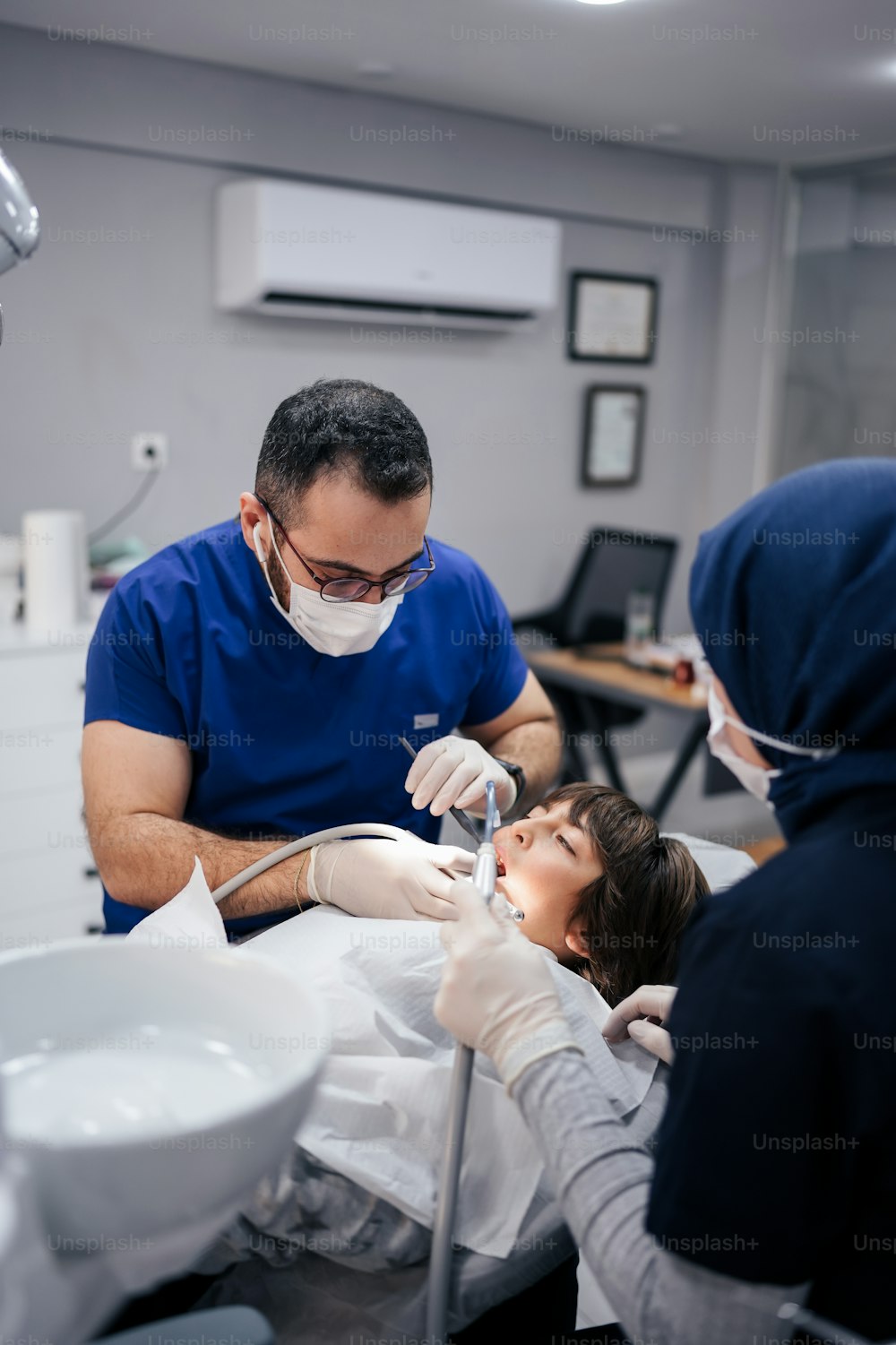 Una donna che si fa controllare i denti da un dentista