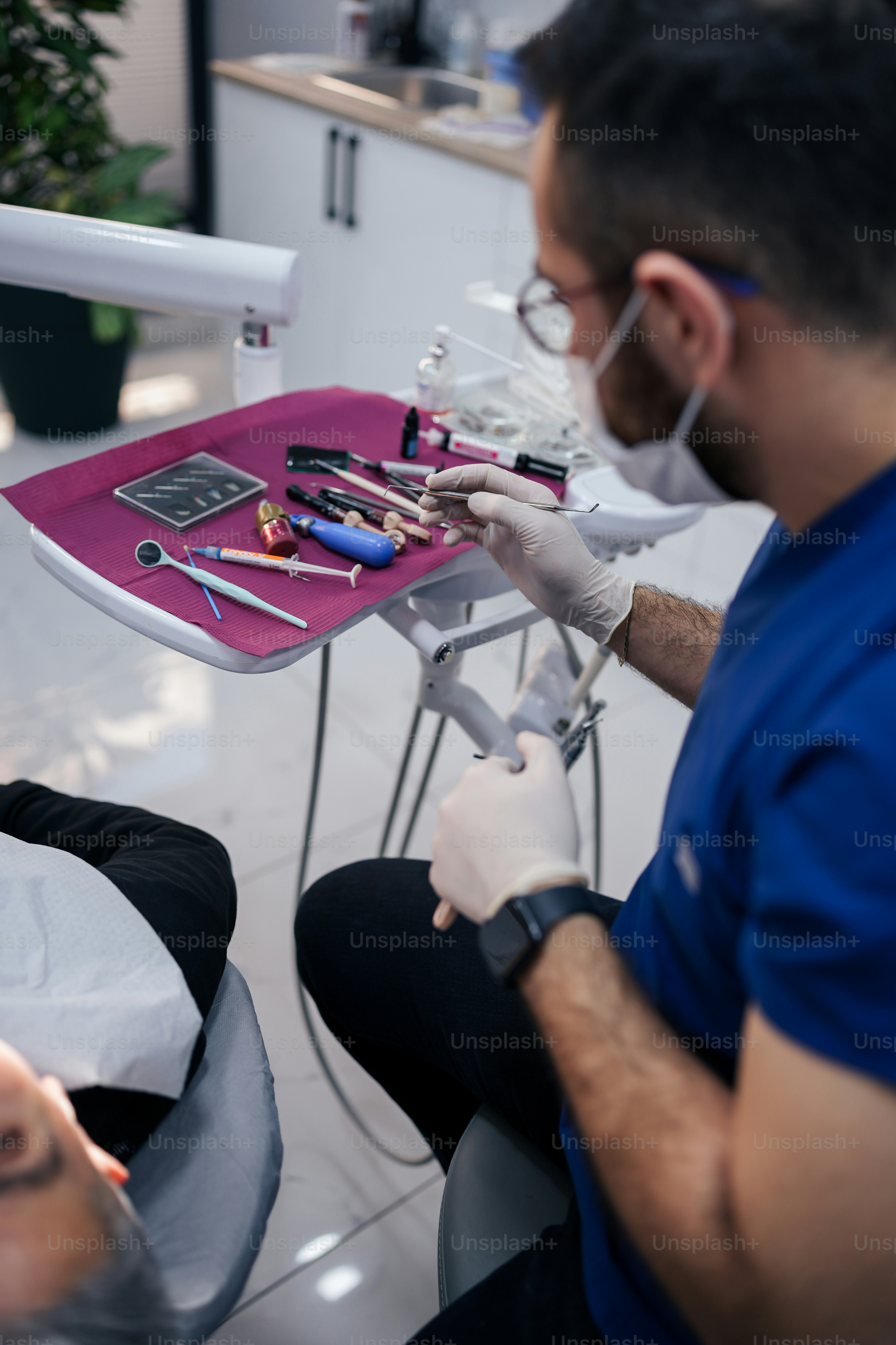 Un hombre que se hace revisar los dientes por un dentista