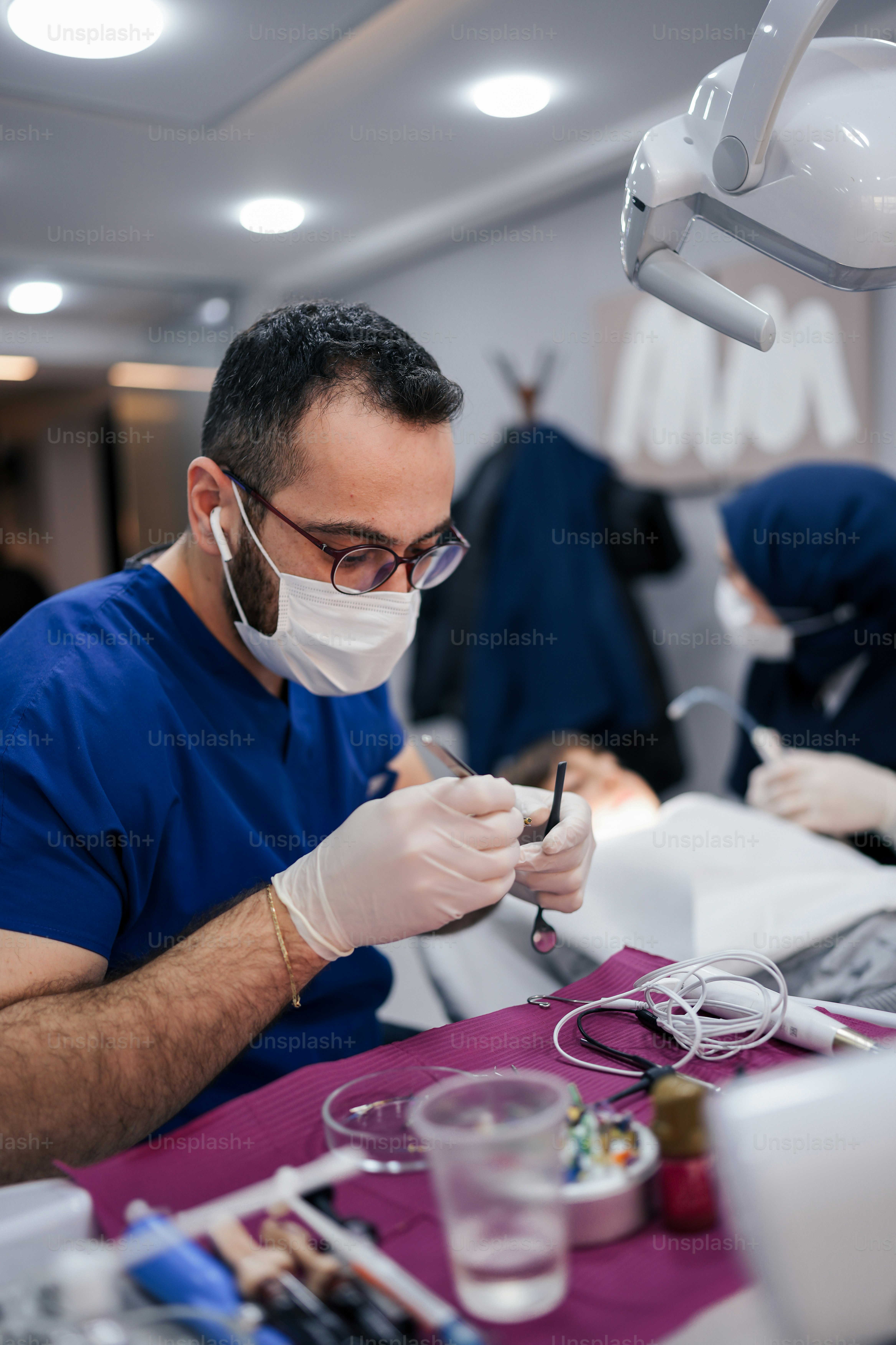 Un hombre con una camisa azul y una máscara blanca foto – Imagen de Médico  en Unsplash, image size:3000x4503