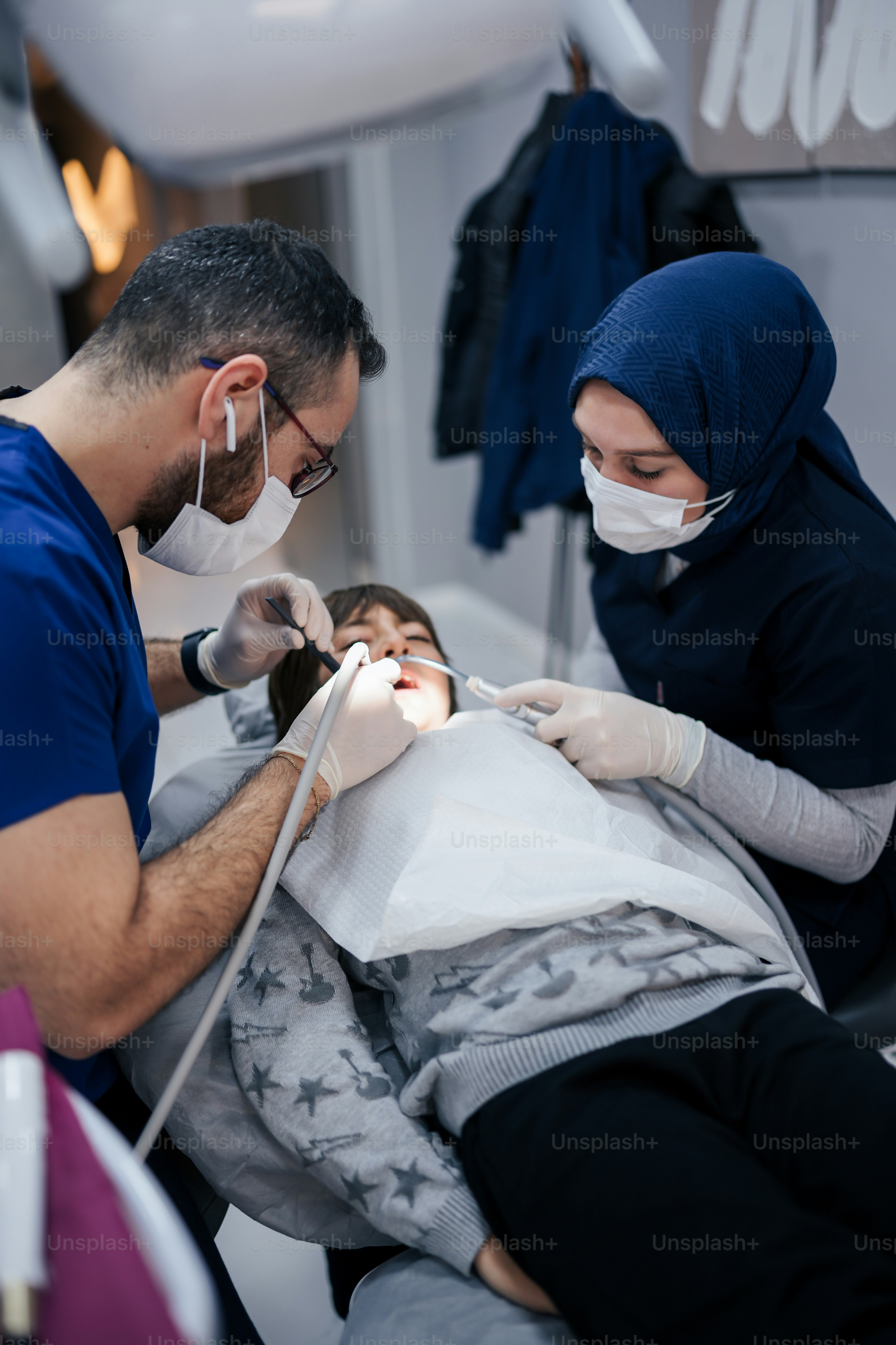 Un hombre que se hace revisar los dientes por un dentista