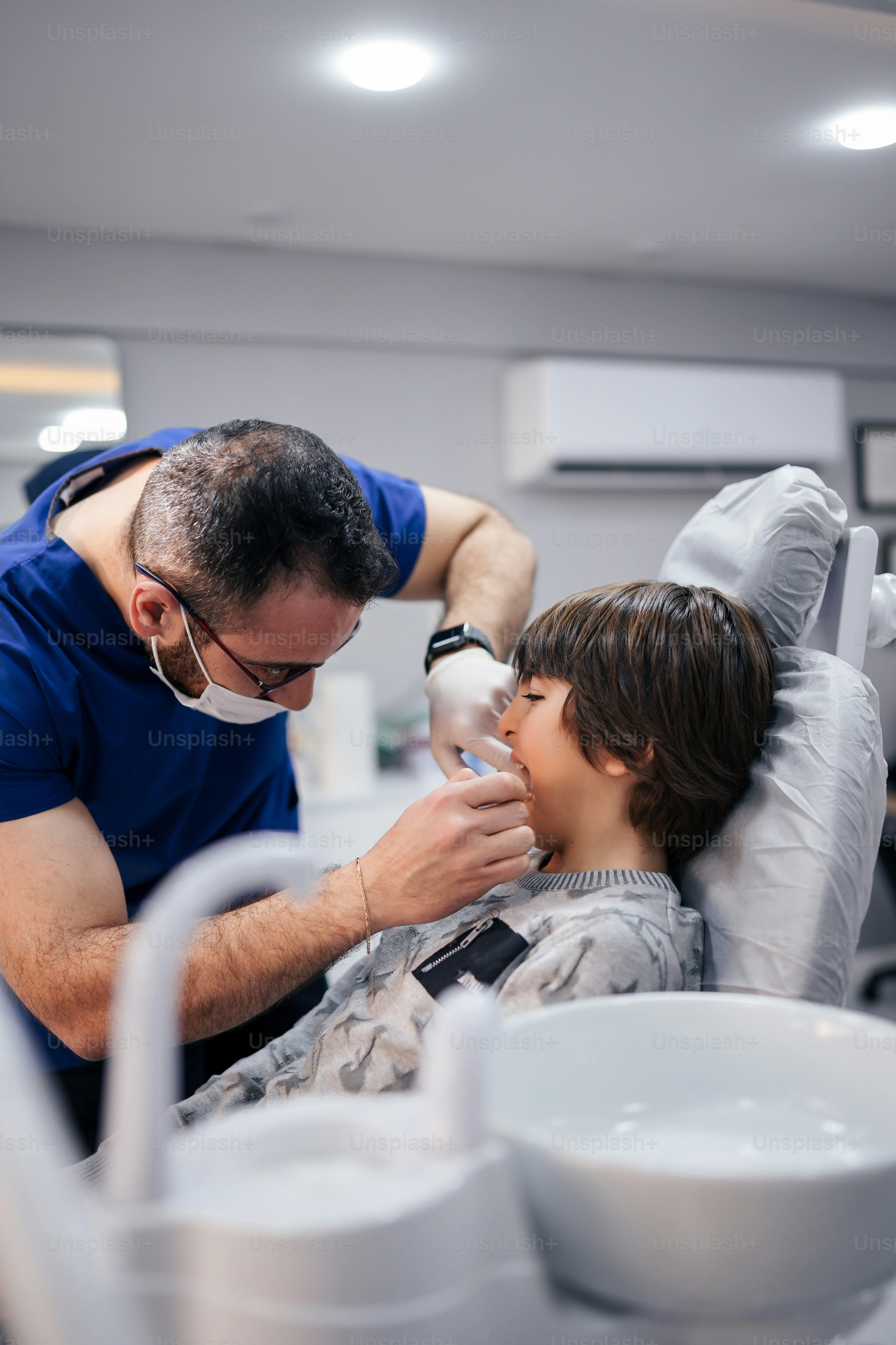 Un niño que se revisa los dientes por un dentista