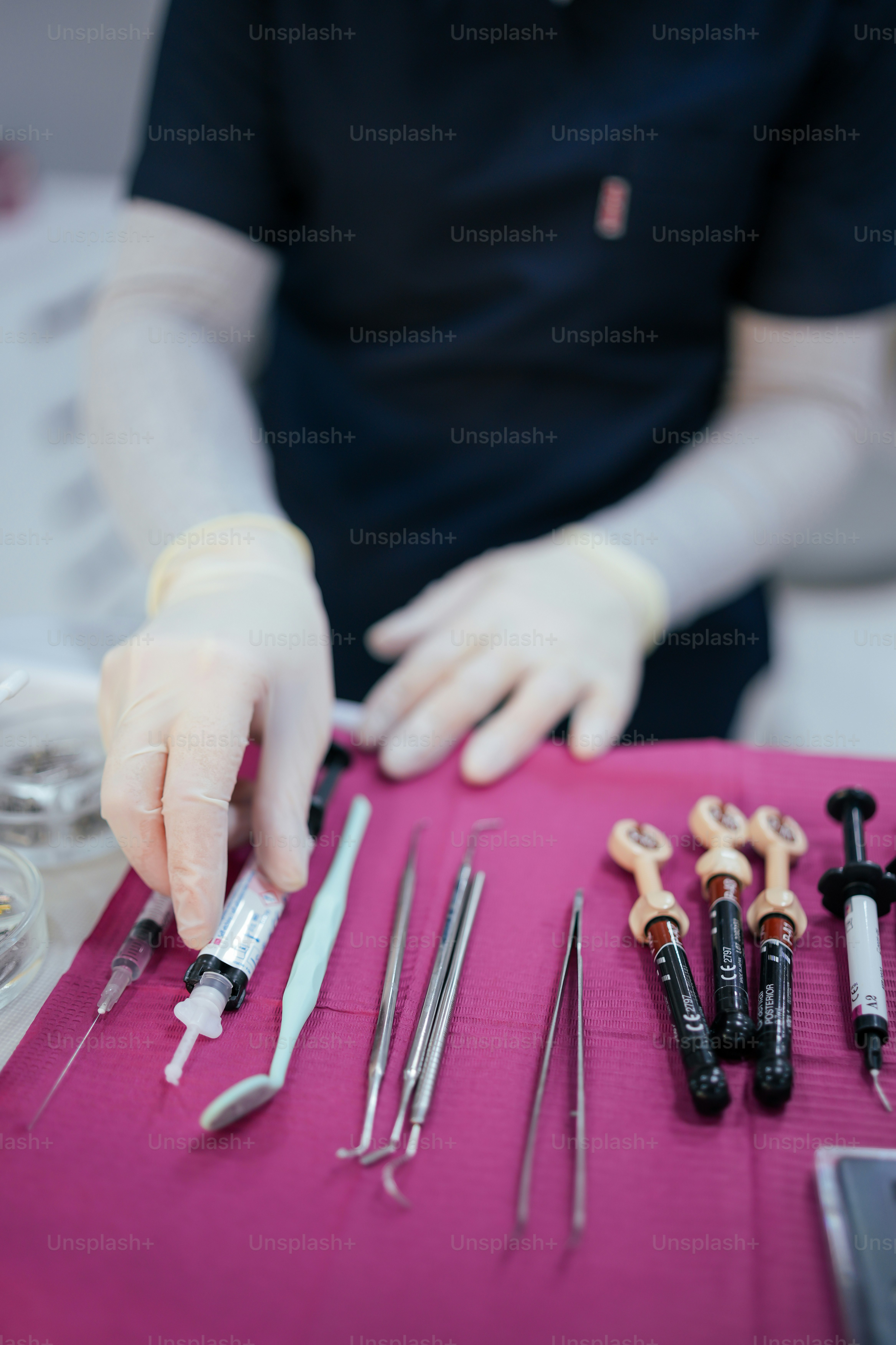 una persona con camisa negra y guantes blancos