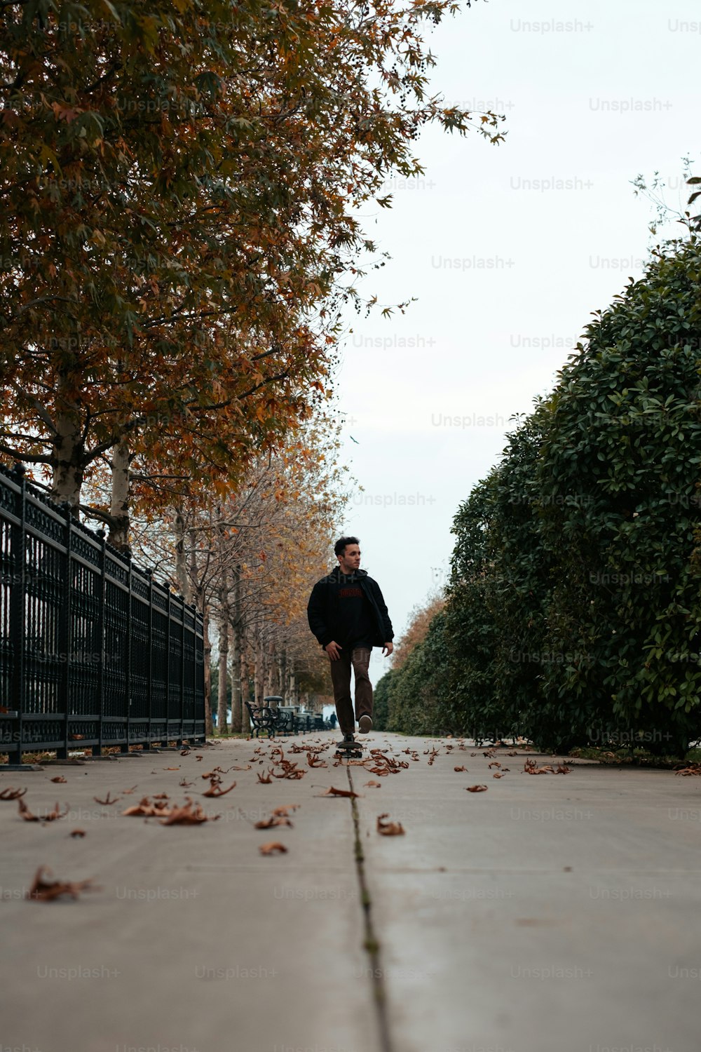 Un uomo che cavalca uno skateboard lungo un marciapiede