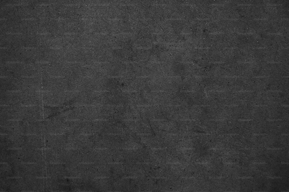 コンクリート壁の白黒写真