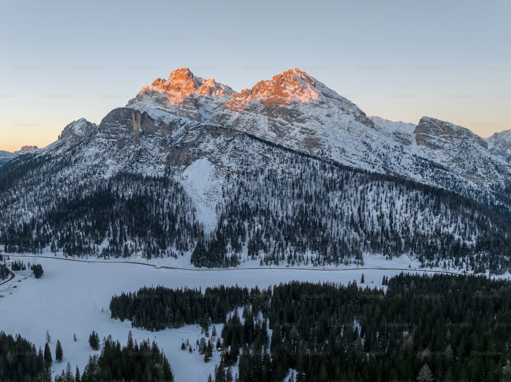 una montaña cubierta de nieve con un valle debajo