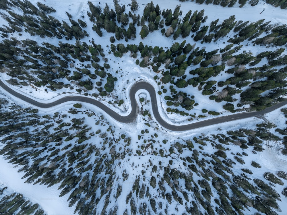 Vue aérienne d’une route sinueuse dans la neige