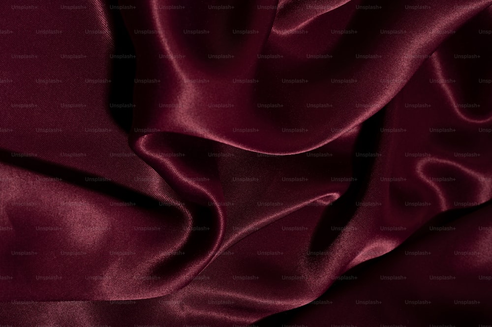uma vista de perto de um tecido vermelho
