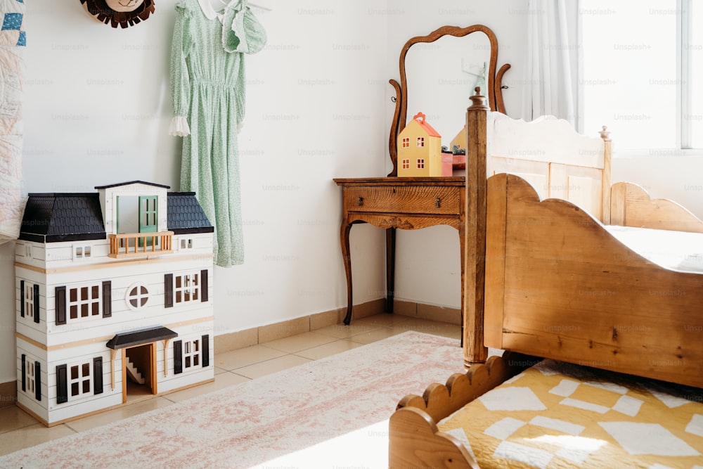 Una casa de muñecas sentada junto a una cama en un dormitorio