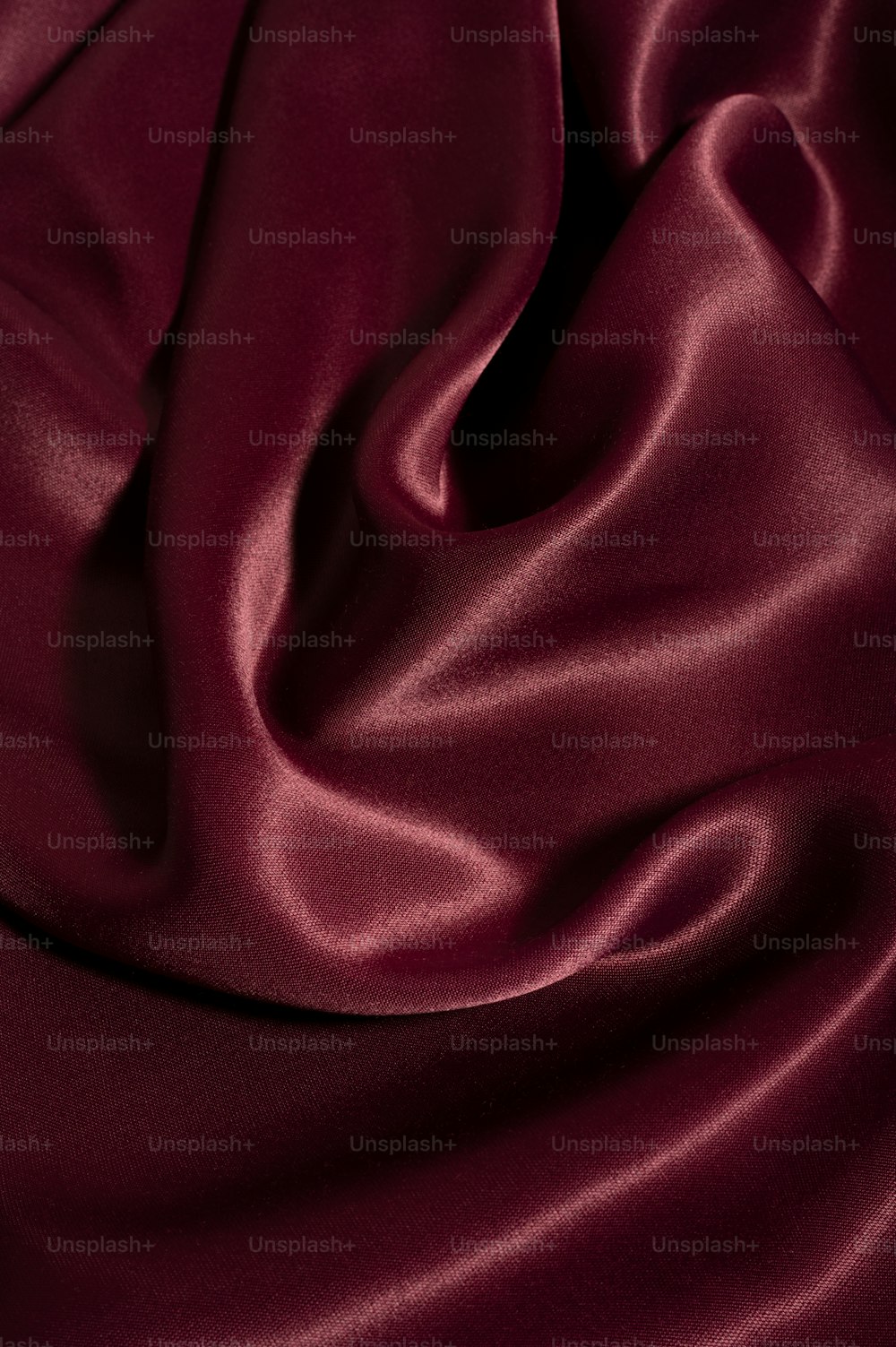 uma vista de perto de um tecido vermelho