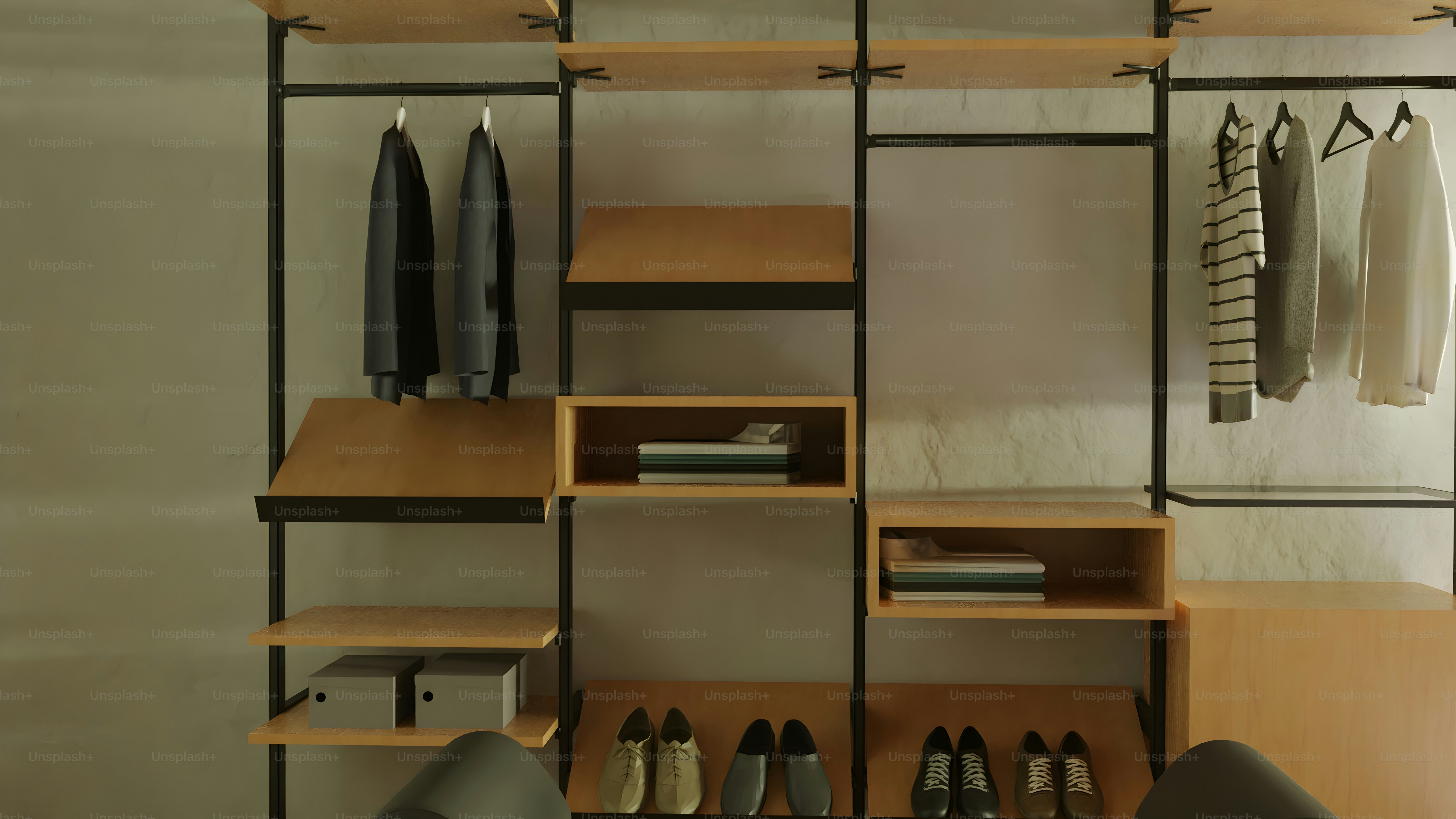 un placard avec beaucoup de chaussures sur les étagères