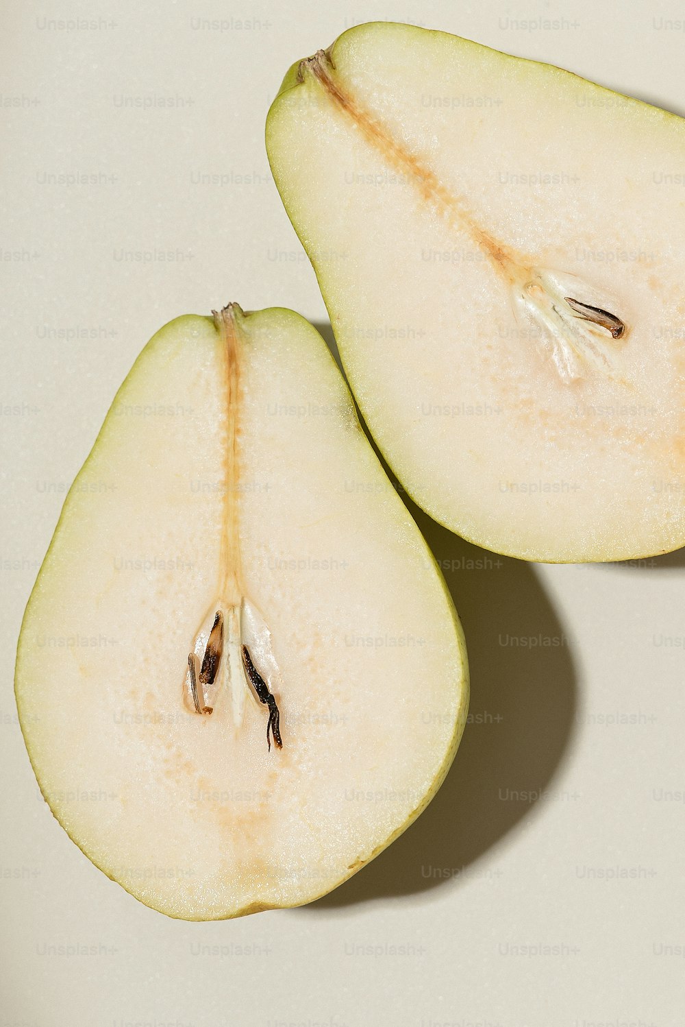 two pieces of an apple sitting on top of a table