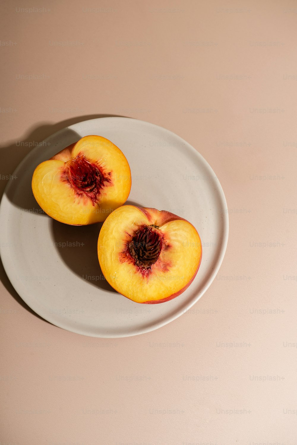 과일 ��두 조각을 얹은 흰색 접시