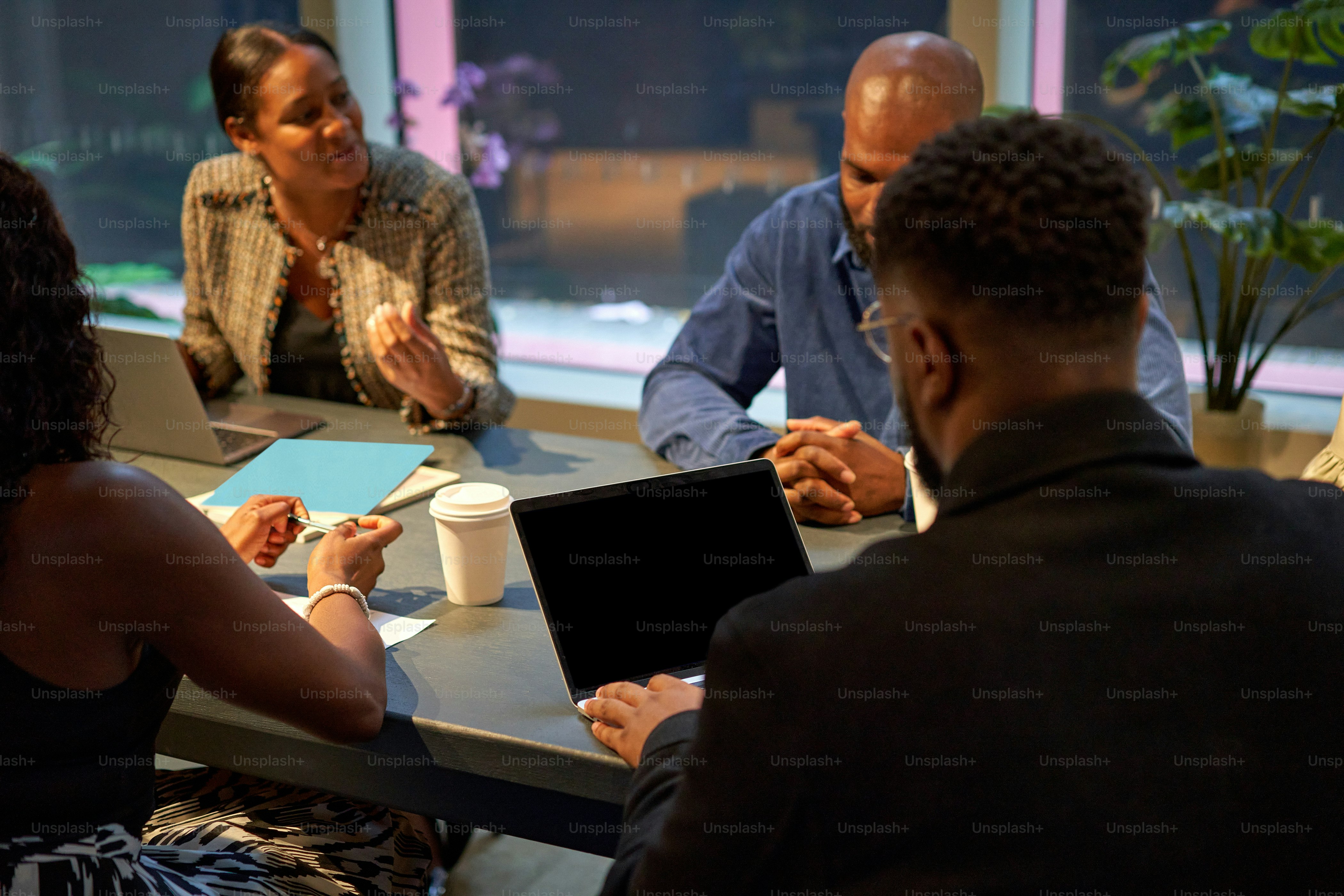 Eine Gruppe von Menschen sitzt um einen Tisch herum