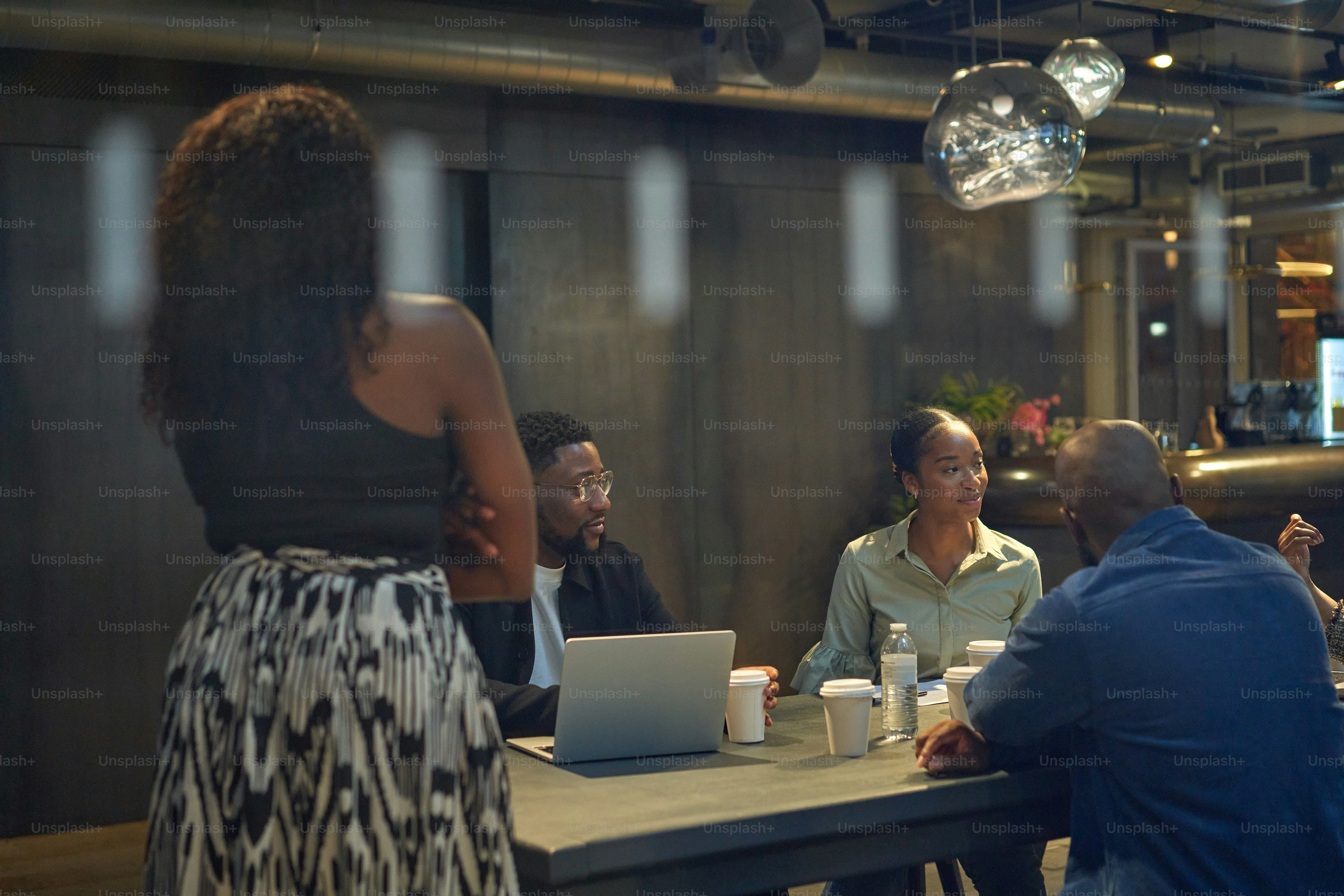 Un grupo de personas sentadas alrededor de una mesa