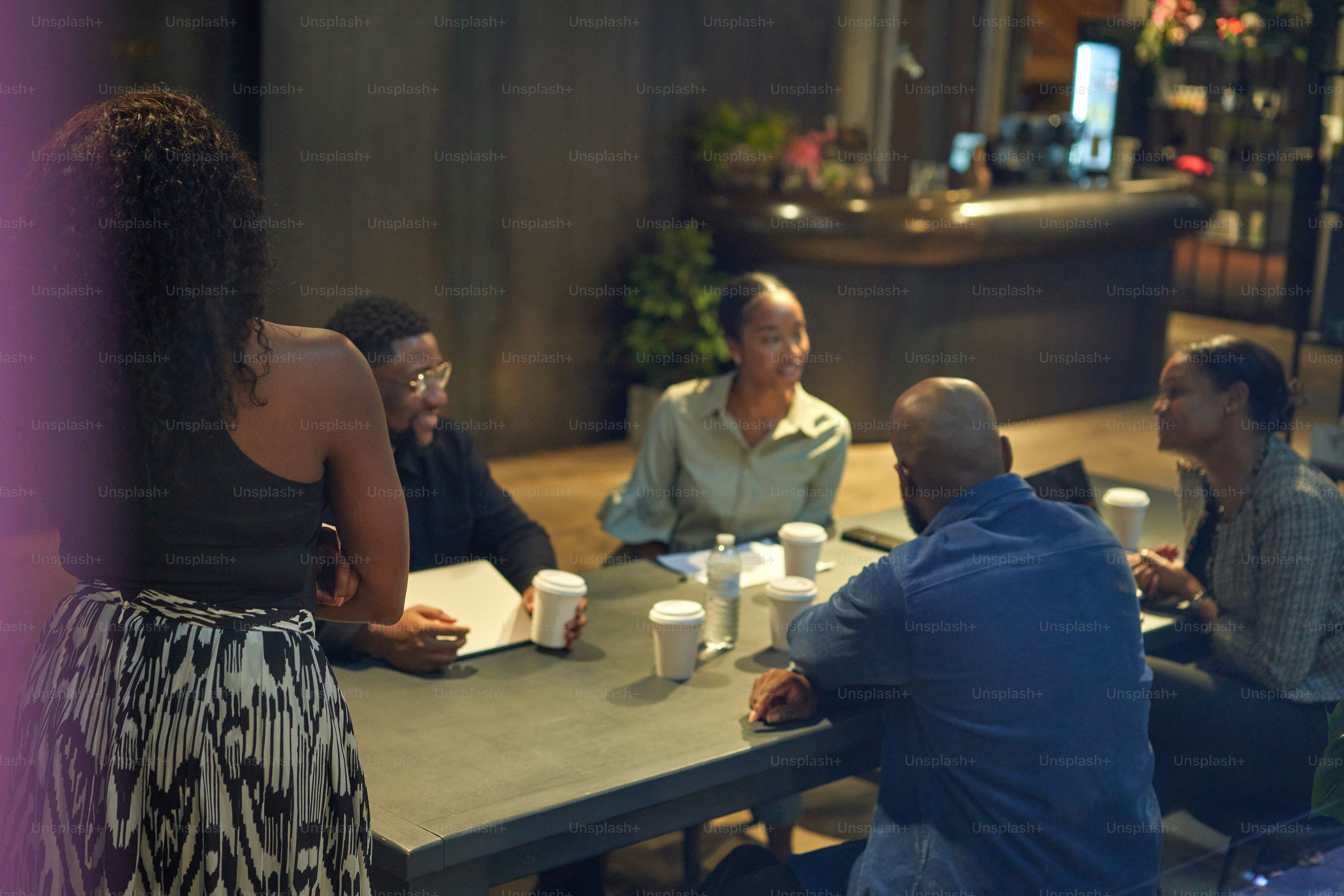 un groupe de personnes assises autour d’une table