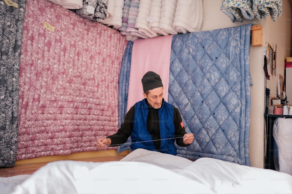 uma mulher sentada em uma cama em um quarto