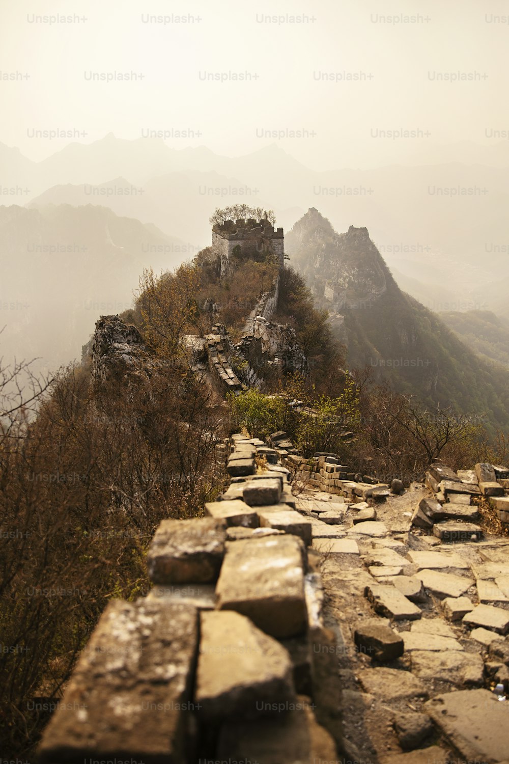 Un sentiero di pietra su una montagna con le montagne sullo sfondo