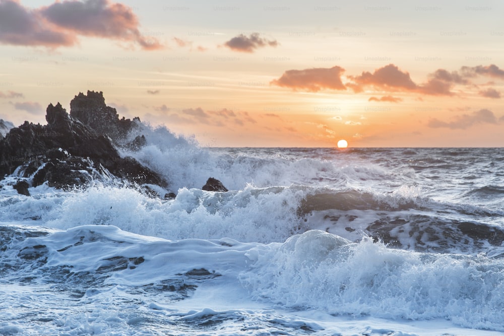 Il sole sta tramontando sulle onde dell'oceano