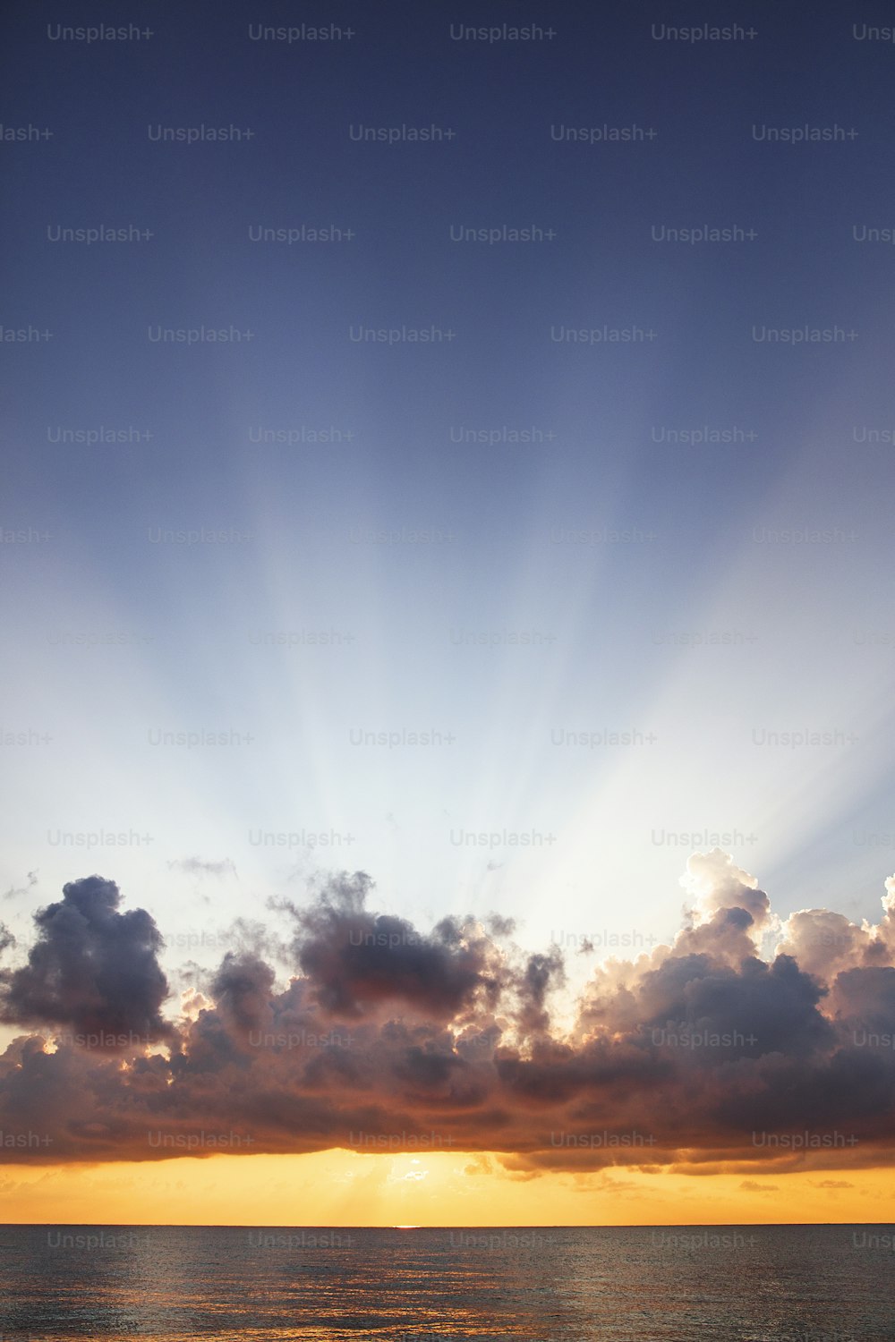 Die Sonne scheint durch die Wolken über dem Ozean