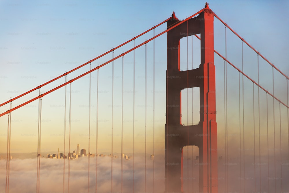 Una vista del puente Golden Gate en la niebla