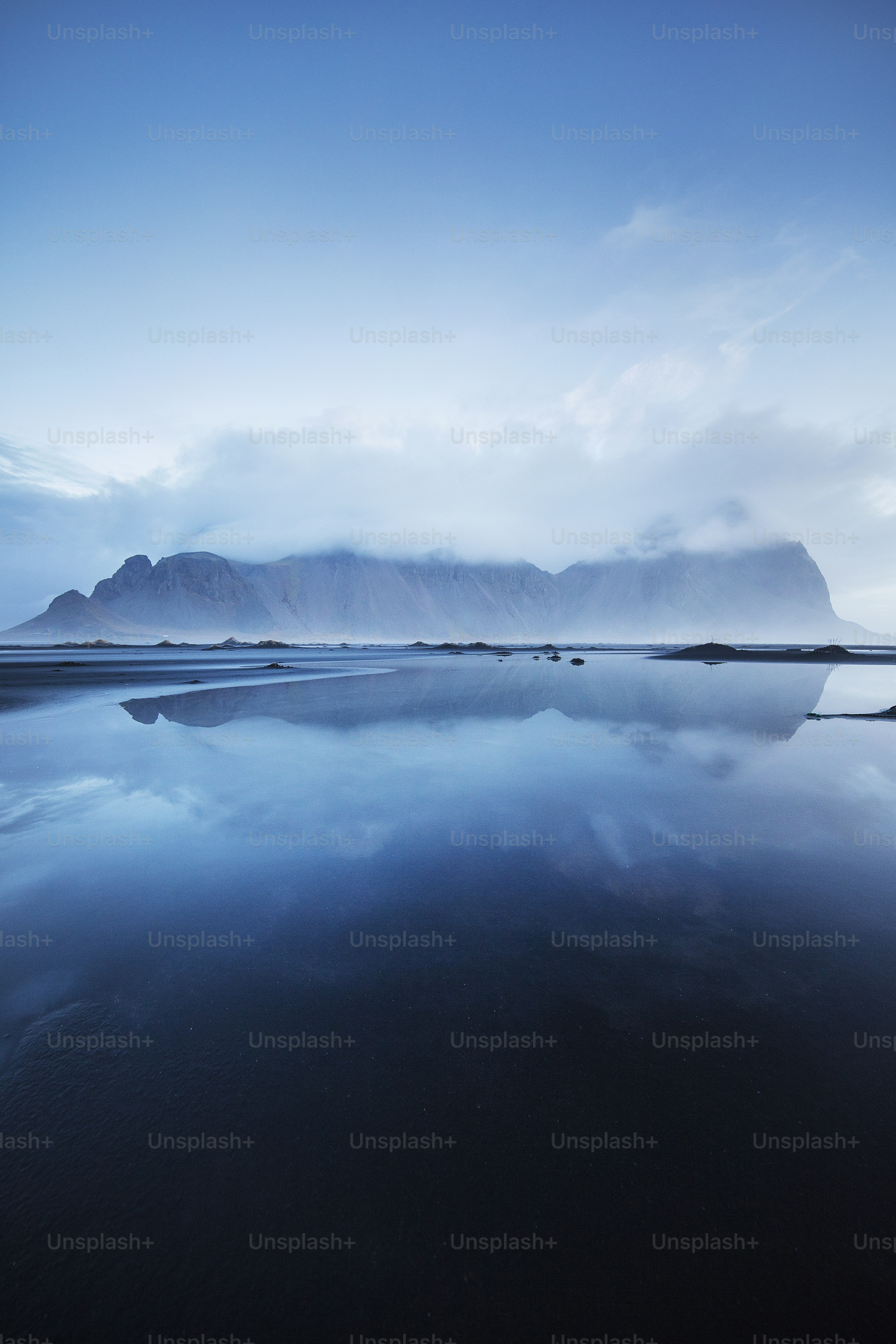 배경에 산이있는 큰 수역