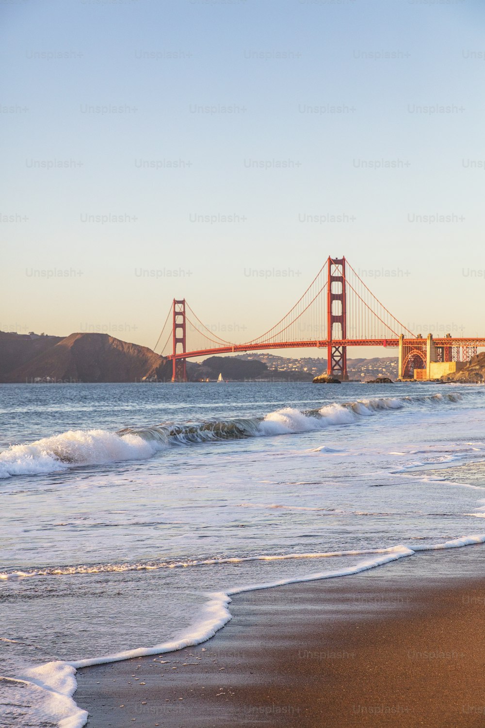 Blick vom Strand auf die Golden Gate Bridge