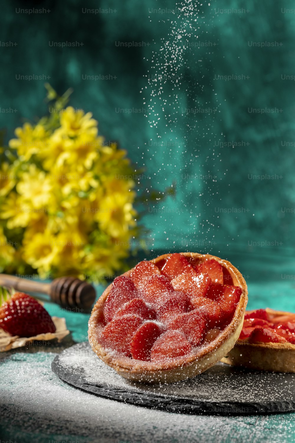 une tarte aux fraises posée sur une table