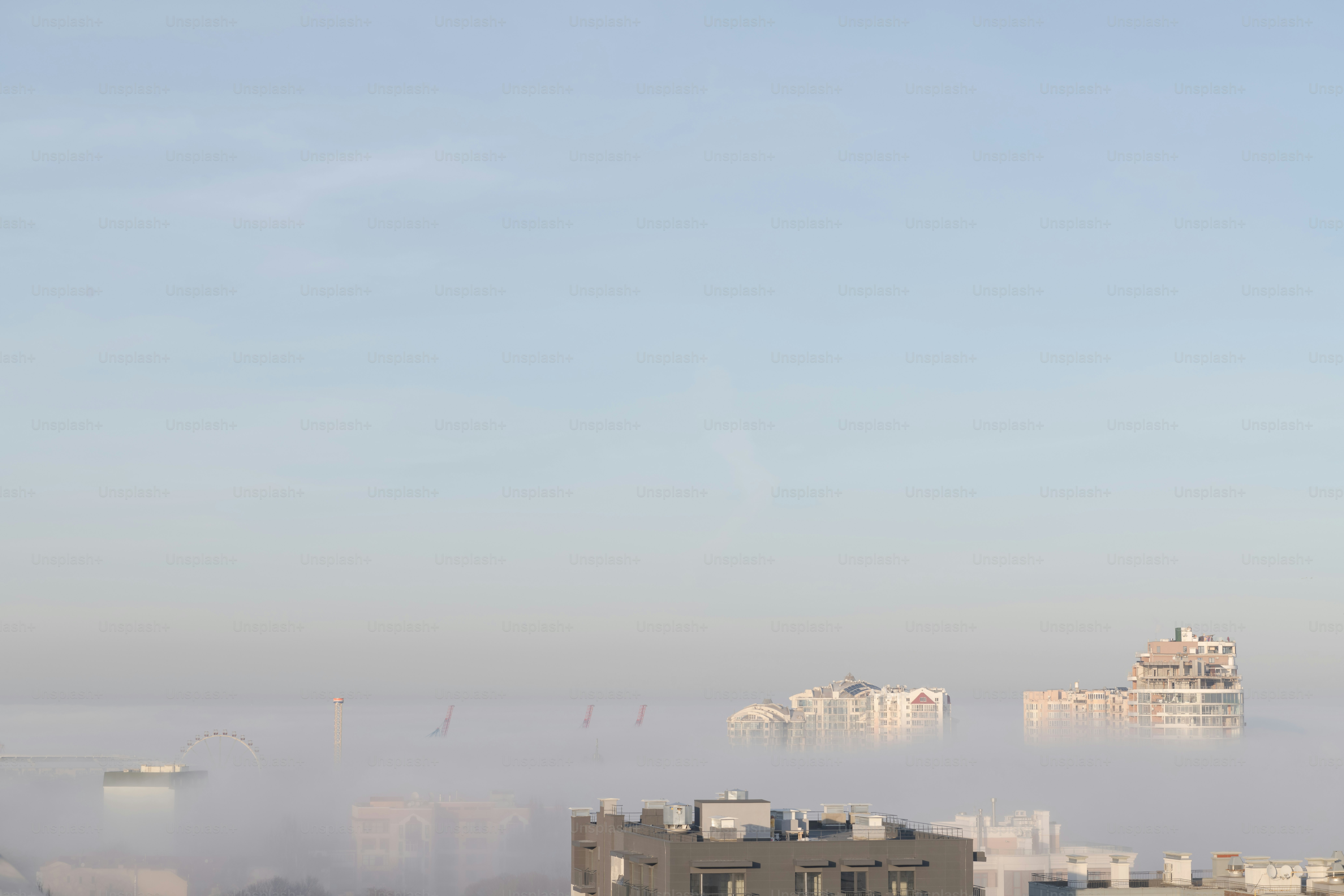 Una vista di una città nella nebbia