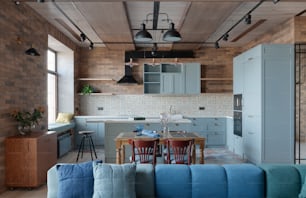 uma cozinha com um sofá e uma mesa nele