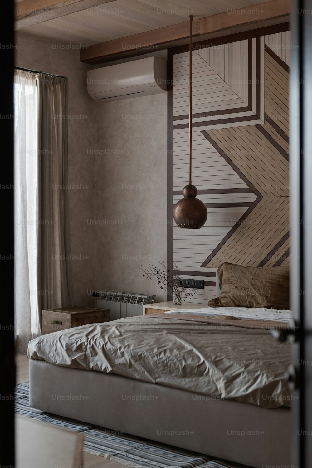 ein Bett in einem Schlafzimmer neben einem Fenster