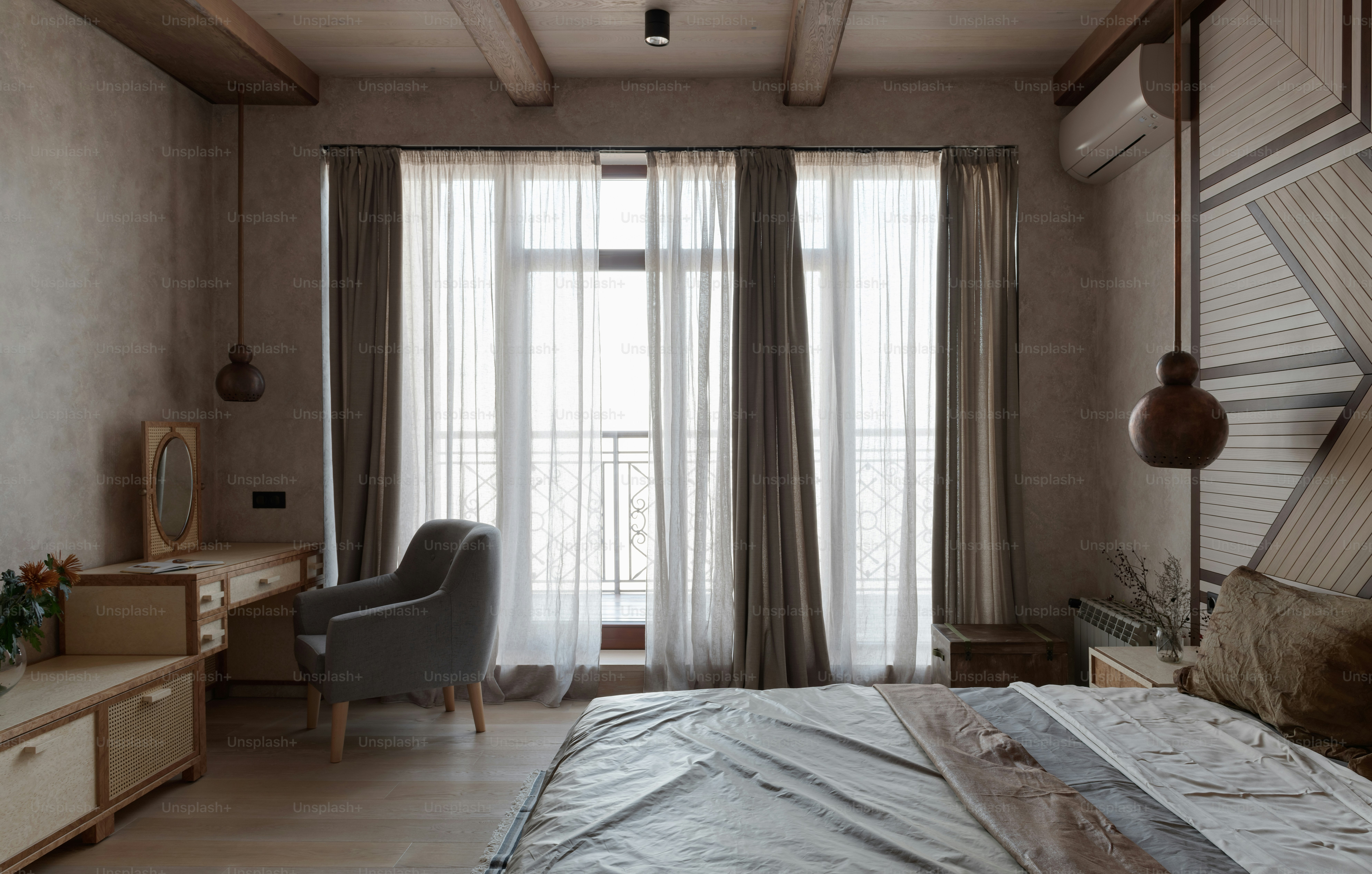 Foto Una habitación con una cama bien hecha y una silla – Muebles ...