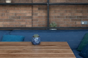 un tavolo di legno seduto davanti a un divano blu