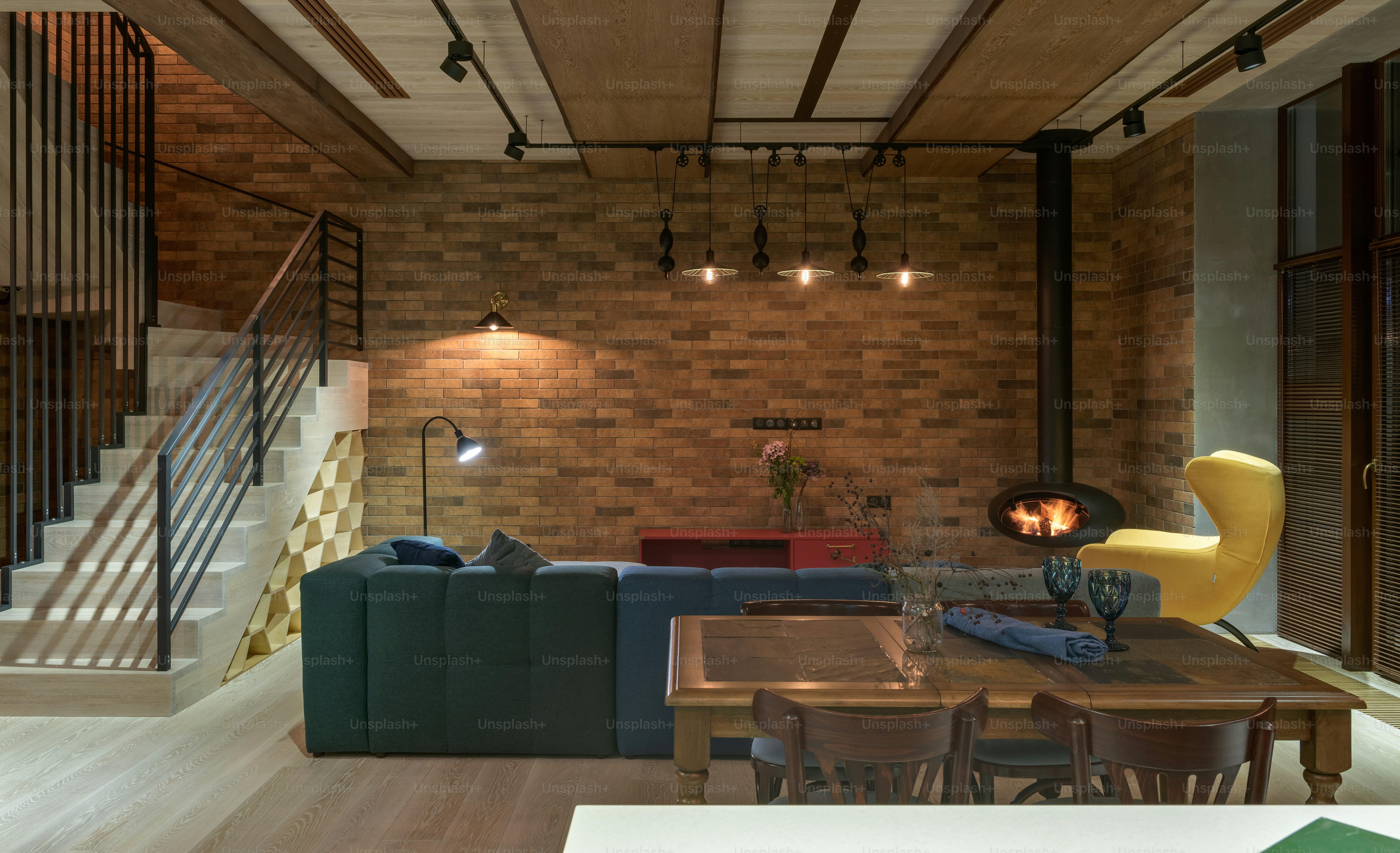 ein Wohnzimmer mit Möbeln und einem Kamin