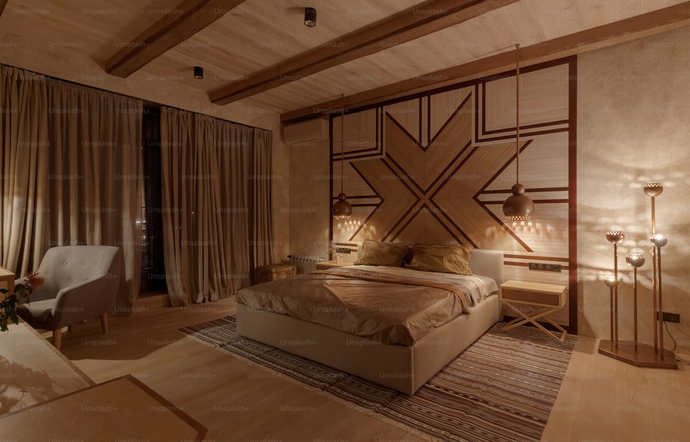 um quarto com uma cama grande e um teto de madeira