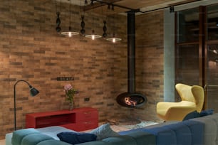 un salon avec un canapé bleu et une cheminée