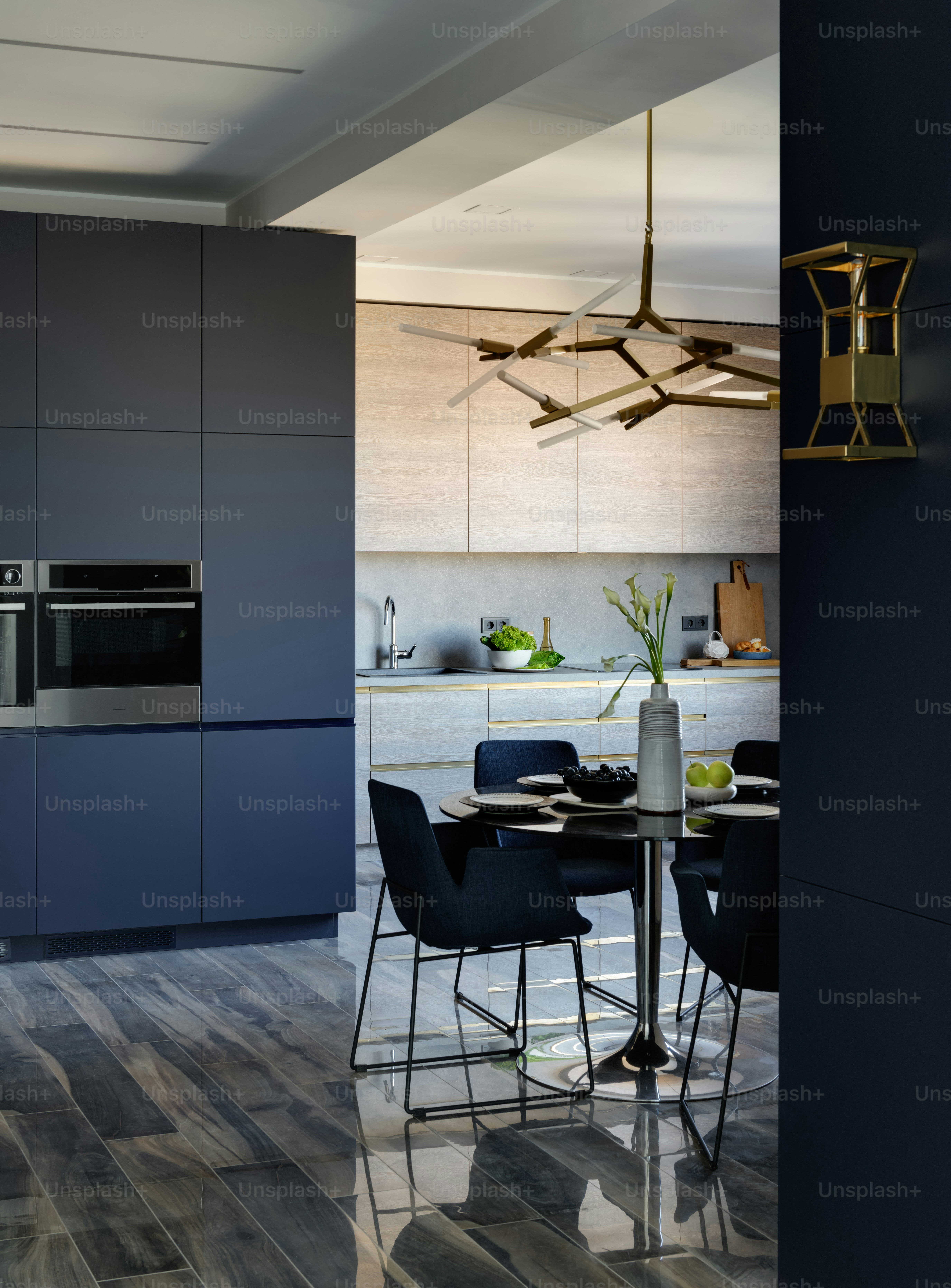 una cocina con una mesa y sillas y una estufa