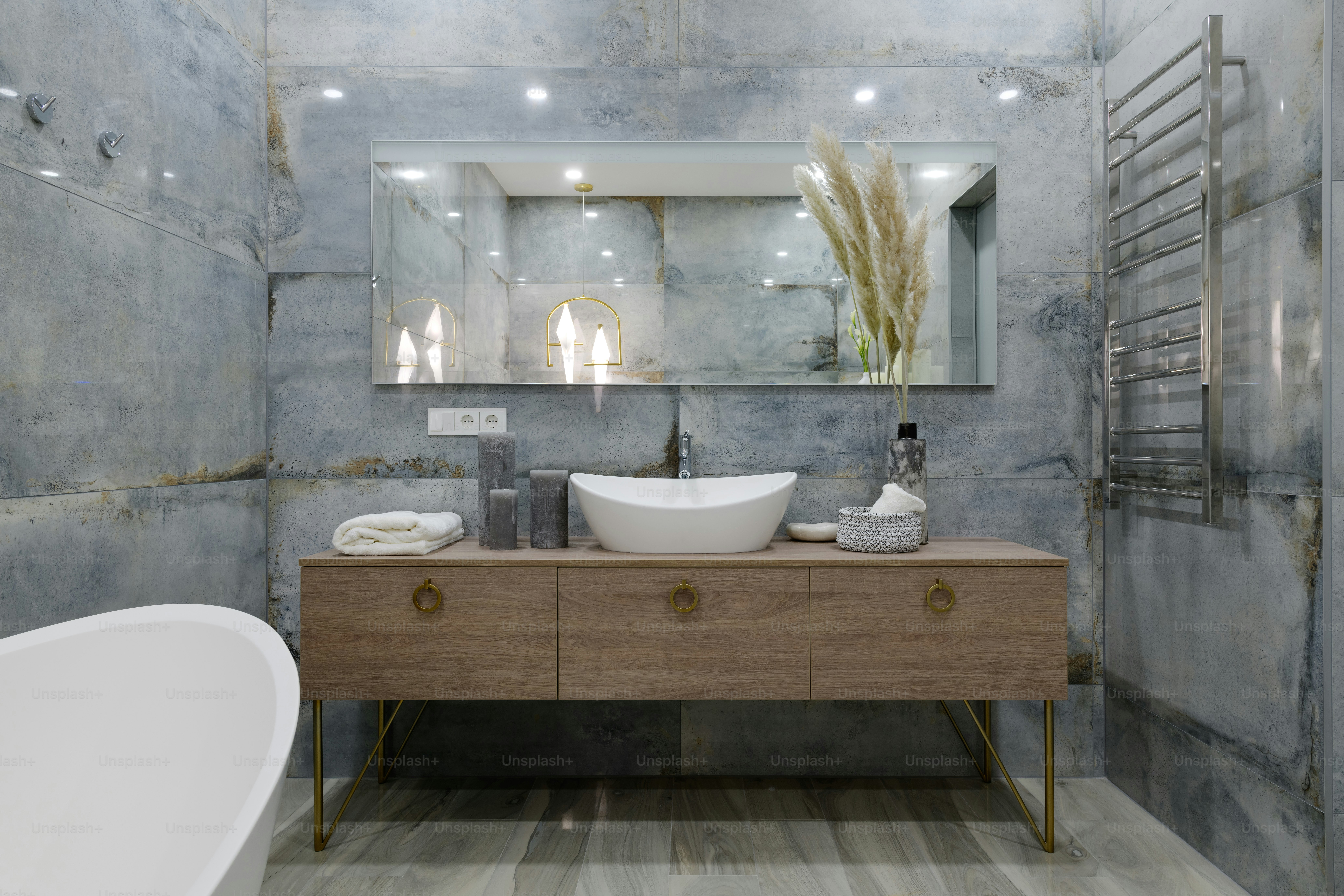 un cuarto de baño con lavabo, espejo y bañera