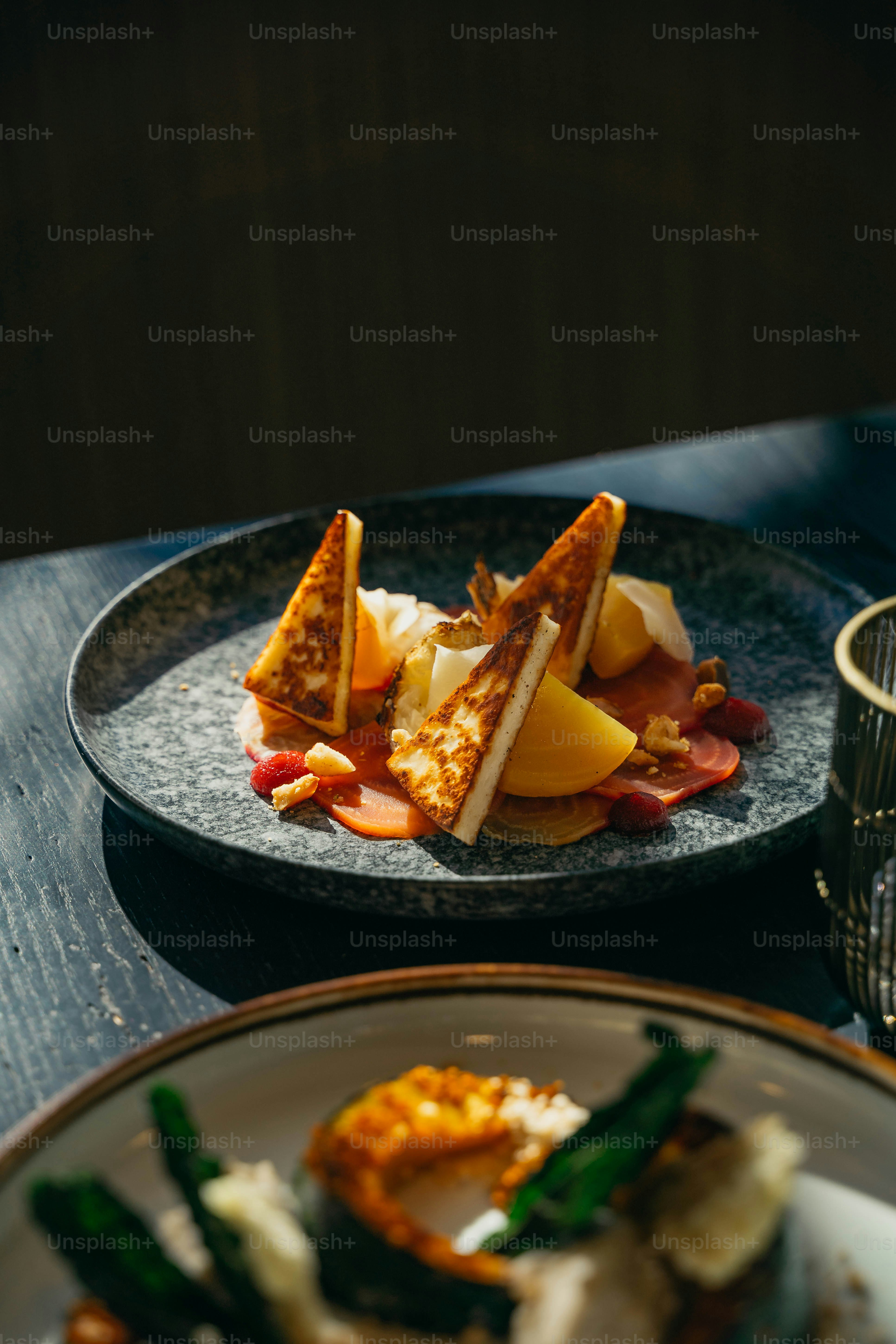 um prato de comida que está em uma mesa