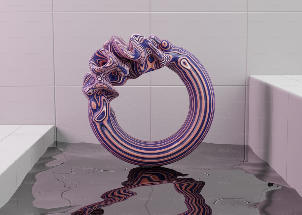 Une sculpture violette posée au-dessus d’une flaque d’eau
