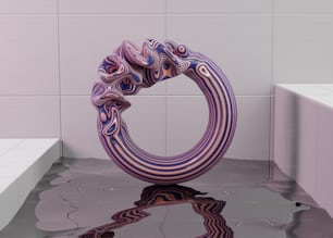 Eine lila Skulptur, die auf einer Wasserpfütze sitzt