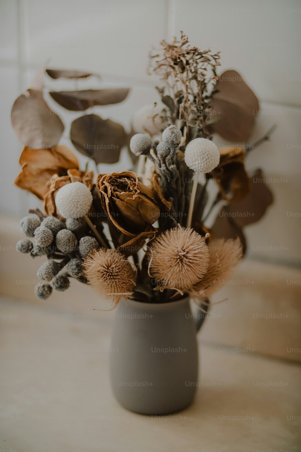 um vaso cheio de muitos tipos diferentes de flores