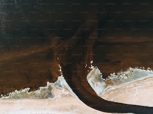 una veduta aerea di uno specchio d'acqua