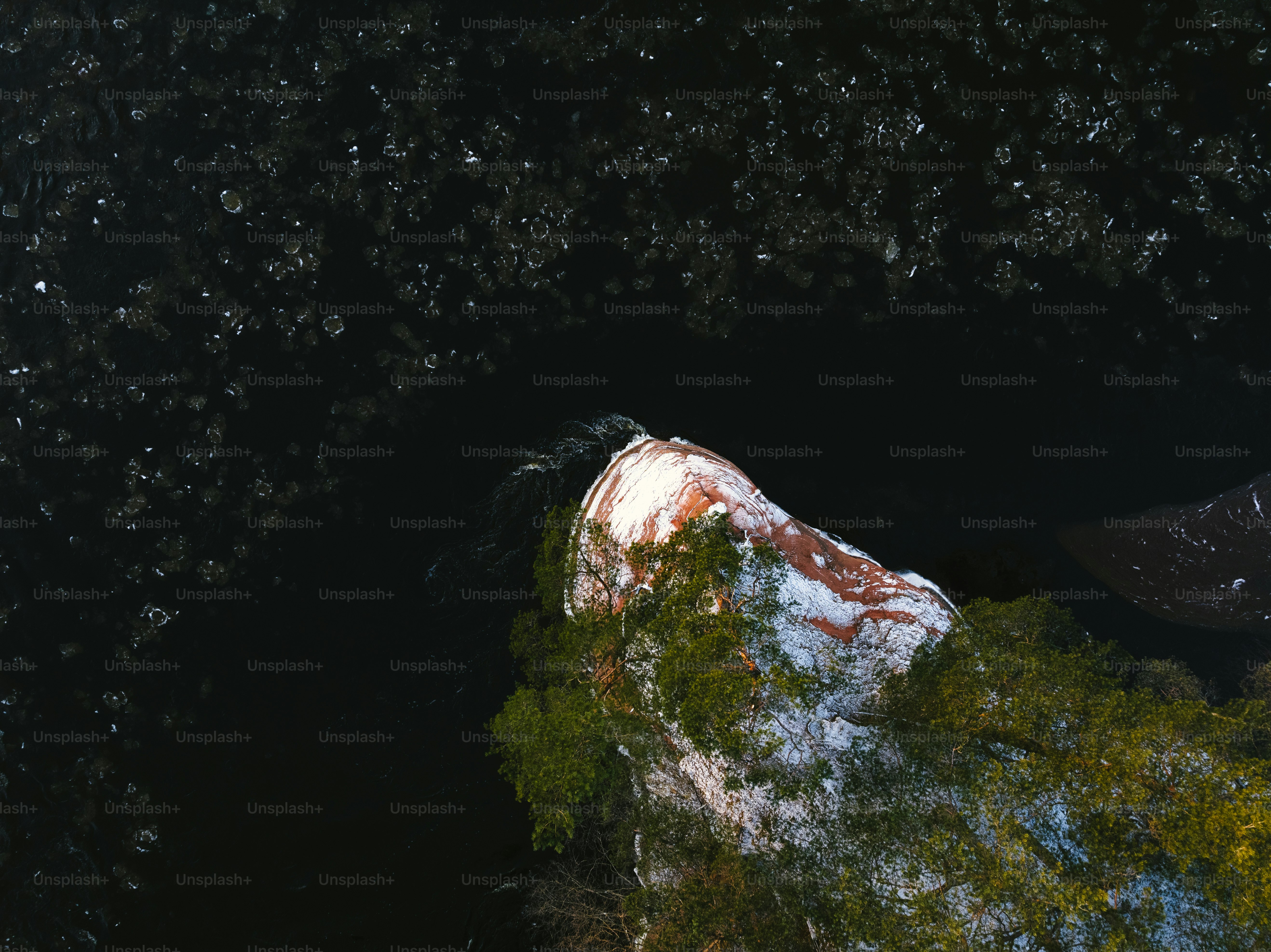 Pemandangan udara perahu di dalam air
