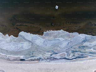 una veduta aerea di un grande specchio d'acqua