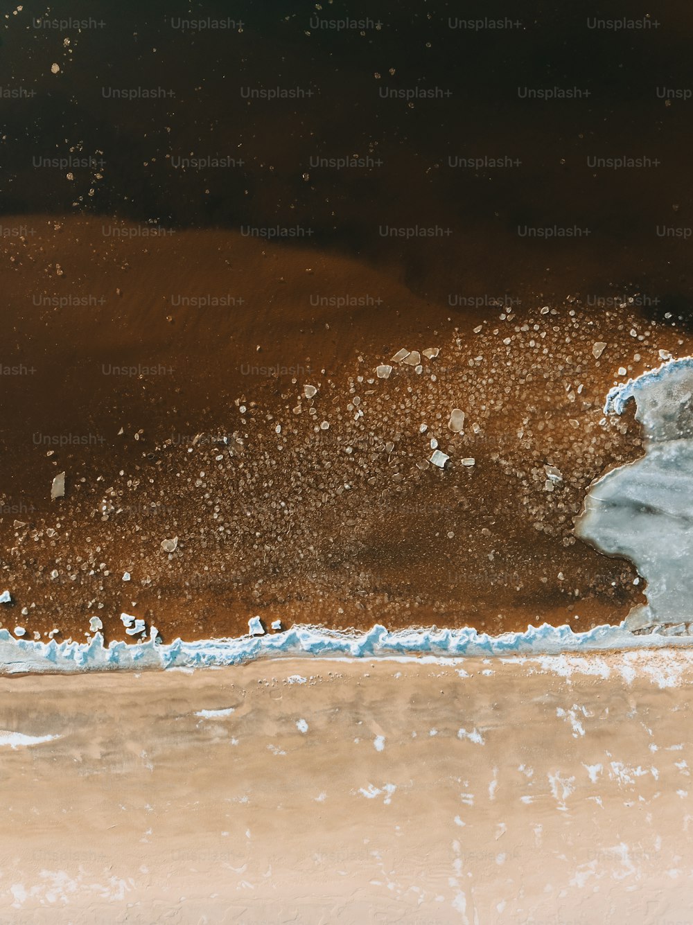 une personne sur une planche de surf au sommet d’une vague